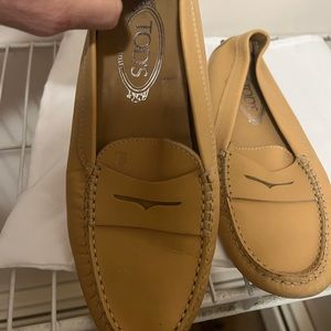 Vintage Tod’s tan driving shoe